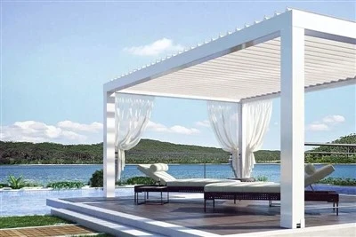 Aluminijasta pergola z nastavljivimi louverji